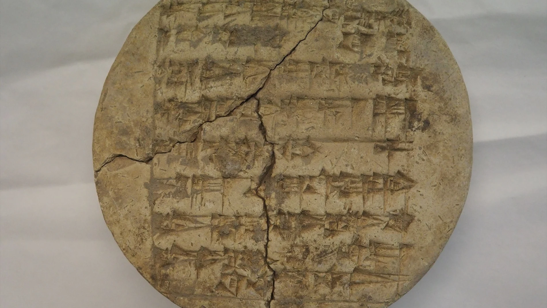 La nueva inscripción cuneiforme en lengua sumeria en un manuscrito 