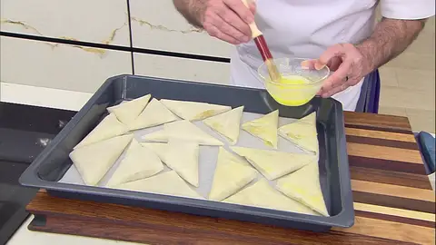 Pintar con huevo batido y meter al horno Pintar con huevo batido y meter al horno
