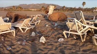 Los destrozos en un parador de playa tras un botellón en Málaga: 