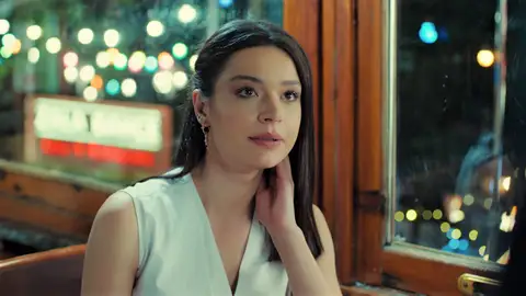 ¡Hakan pilla a Caner y Zehra cenando juntos! ¿les contará a todos que están saliendo? ¡Hakan pilla a Caner y Zehra cenando juntos! ¿les contará a todos que están saliendo?