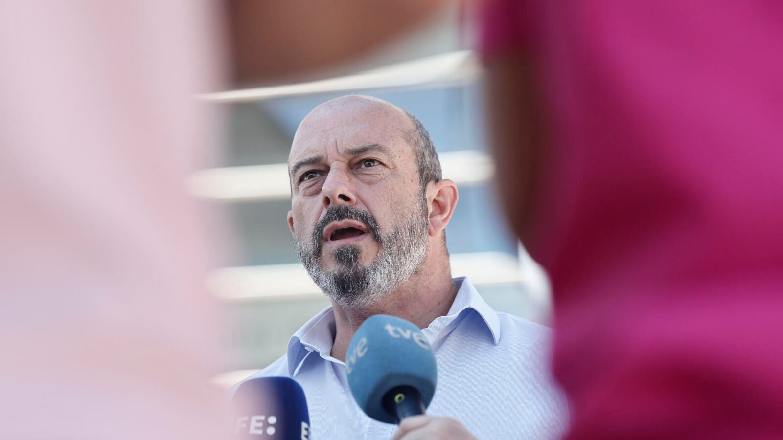 El PP abre la puerta a un diálogo con Junts, mientras que Puigdemont avisa que no cederá ante 