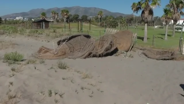 Un grupo de j&oacute;venes destroza la zona de hamacas y roba en un chiringuito durante un botell&oacute;n en una playa de M&aacute;laga