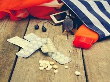 Medicamentos saliendo de un bolso de playa