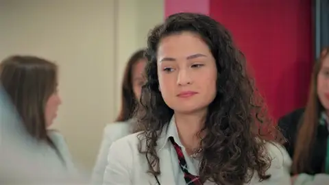 Tolga y Aybike impiden que Yasmin sabotee el campeonato de ajedrez Tolga y Aybike impiden que Yasmin sabotee el campeonato de ajedrez