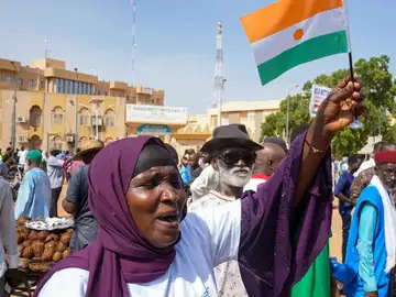 Una mujer protesta en Niamey (Níger) Una mujer protesta en Niamey (Níger)