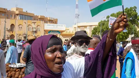 Una mujer protesta en Niamey (Níger) Una mujer protesta en Niamey (Níger)