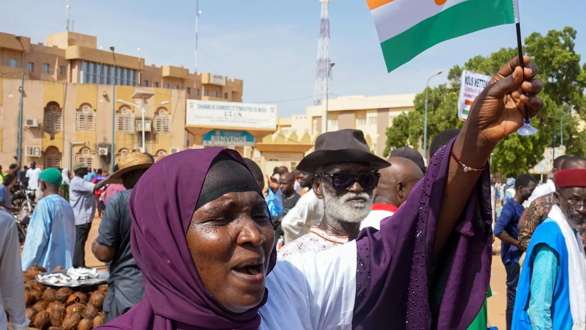 Una mujer protesta en Niamey (N&iacute;ger)