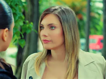 Yildiz paga a la ayudante de Halit: “Encuentra otro trabajo y deja en paz a los hombres casados” Yildiz paga a la ayudante de Halit: “Encuentra otro trabajo y deja en paz a los hombres casados”