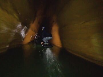 Brian Grubb surfeando en un río subterráneo