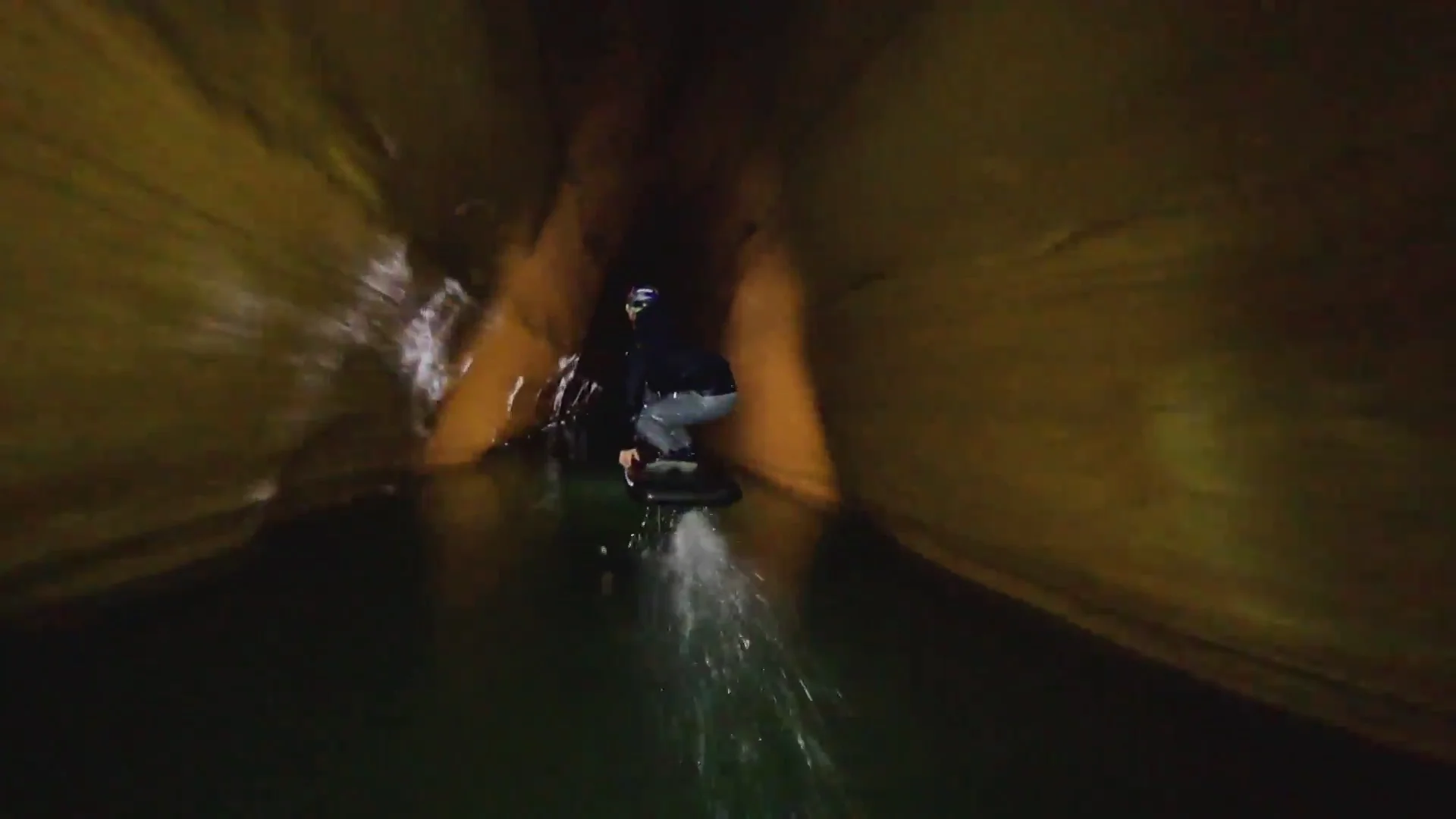 Brian Grubb surfeando en un río subterráneo Brian Grubb surfeando en un río subterráneo