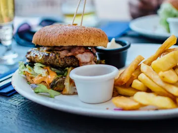 Comida rápida: hamburguesa compelta y patatas fritas Comida rápida: hamburguesa compelta y patatas fritas
