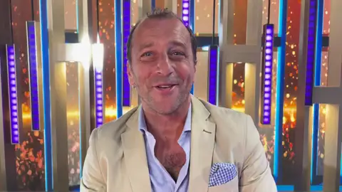 Arturo tras ganar 21.600 euros en “Password”: “Voy a invertirlo en mi mujer” Arturo tras ganar 21.600 euros en “Password”: “Voy a invertirlo en mi mujer”