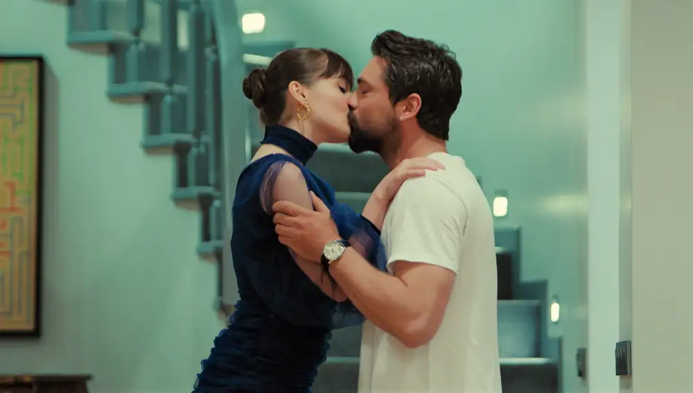 La decisión está tomada: ¡Alihan y Zeynep se van a América! La decisión está tomada: ¡Alihan y Zeynep se van a América!