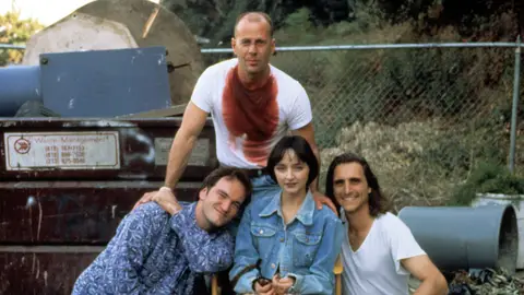 Quentin Tarantino, Bruce Willis, Maria de Medeiros y Lawrence Bender en el rodaje de 'Pulp Fiction' Quentin Tarantino, Bruce Willis, Maria de Medeiros y Lawrence Bender en el rodaje de 'Pulp Fiction'