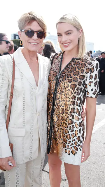 Margot Robbie con su madre Sarie Kessler Margot Robbie con su madre Sarie Kessler