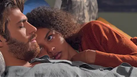 Violeta escucha una conversación sospechosa de la joven por teléfono Violeta escucha una conversación sospechosa de la joven por teléfono