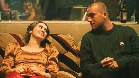 Maude Aptow como Lexi y Angus Cloud como Fezco en 'Euphoria' Maude Aptow como Lexi y Angus Cloud como Fezco en 'Euphoria'