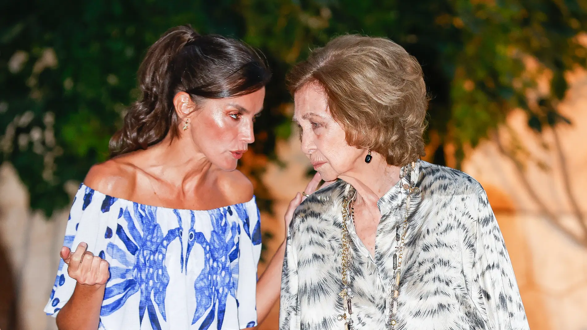 La reina Letizia: De su vestido boho de Desigual a su derroche de  complicidad con doña Sofía en Mallorca
