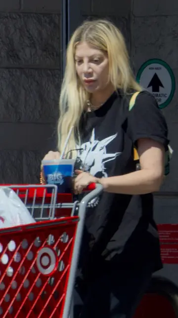 Tori Spelling haciendo la compra en Los Ángeles Tori Spelling haciendo la compra en Los Ángeles