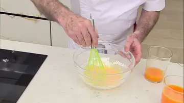 Mezclar el zumo de naranja con la harina y el azúcar