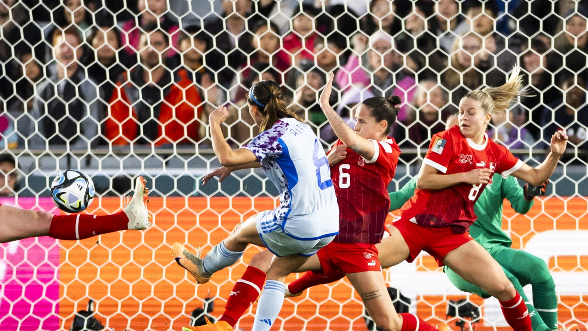 La española Aitana Bonmati realiza un disparo durante el partido de octavos de final de la Copa Mundial Femenina de la FIFA 2023 