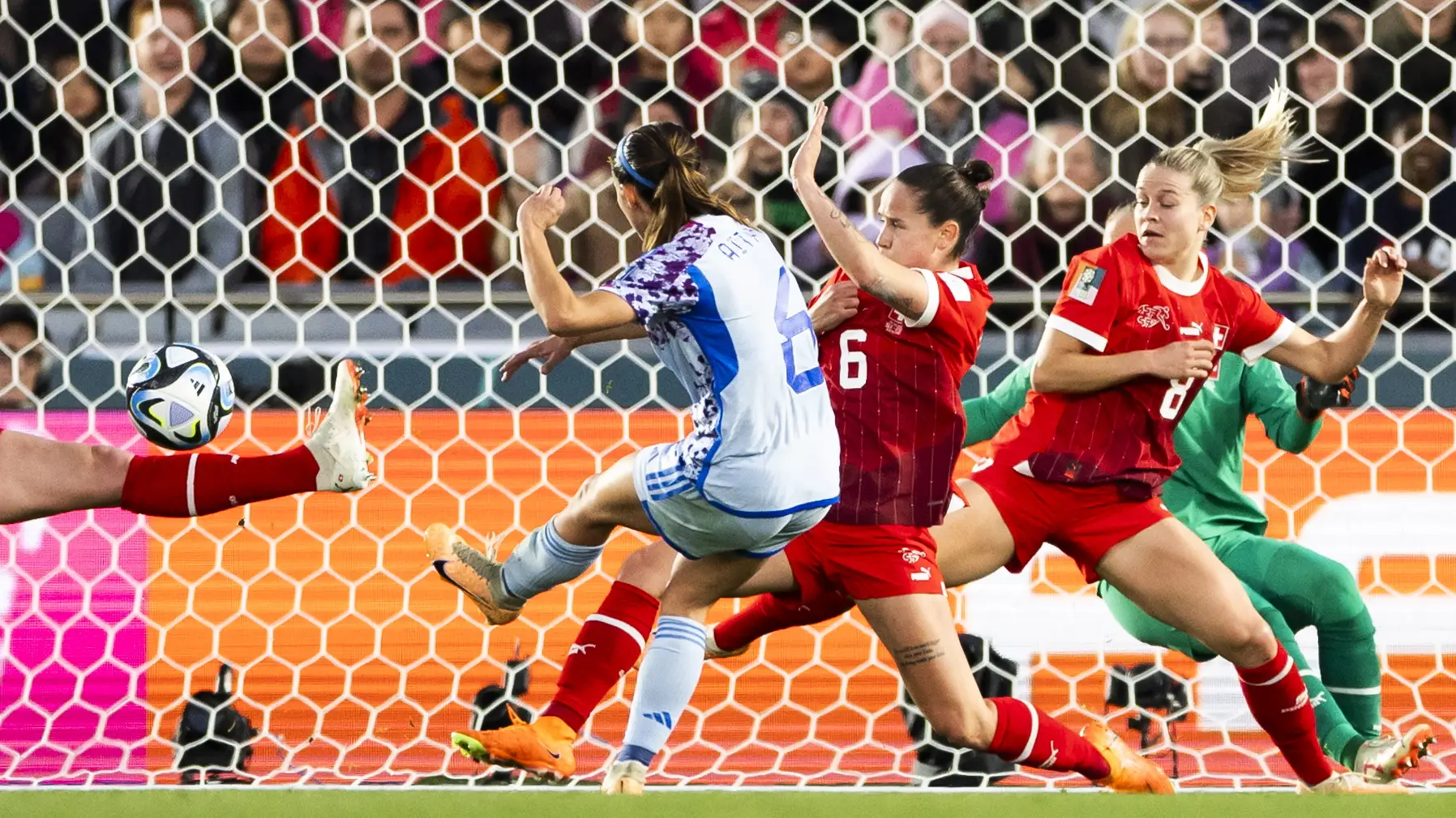 La española Aitana Bonmati realiza un disparo durante el partido de octavos de final de la Copa Mundial Femenina de la FIFA 2023 La española Aitana Bonmati realiza un disparo durante el partido de octavos de final de la Copa Mundial Femenina de la FIFA 2023