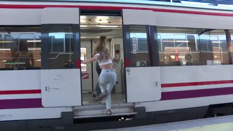 Los jóvenes viajan en tren Los jóvenes viajan en tren