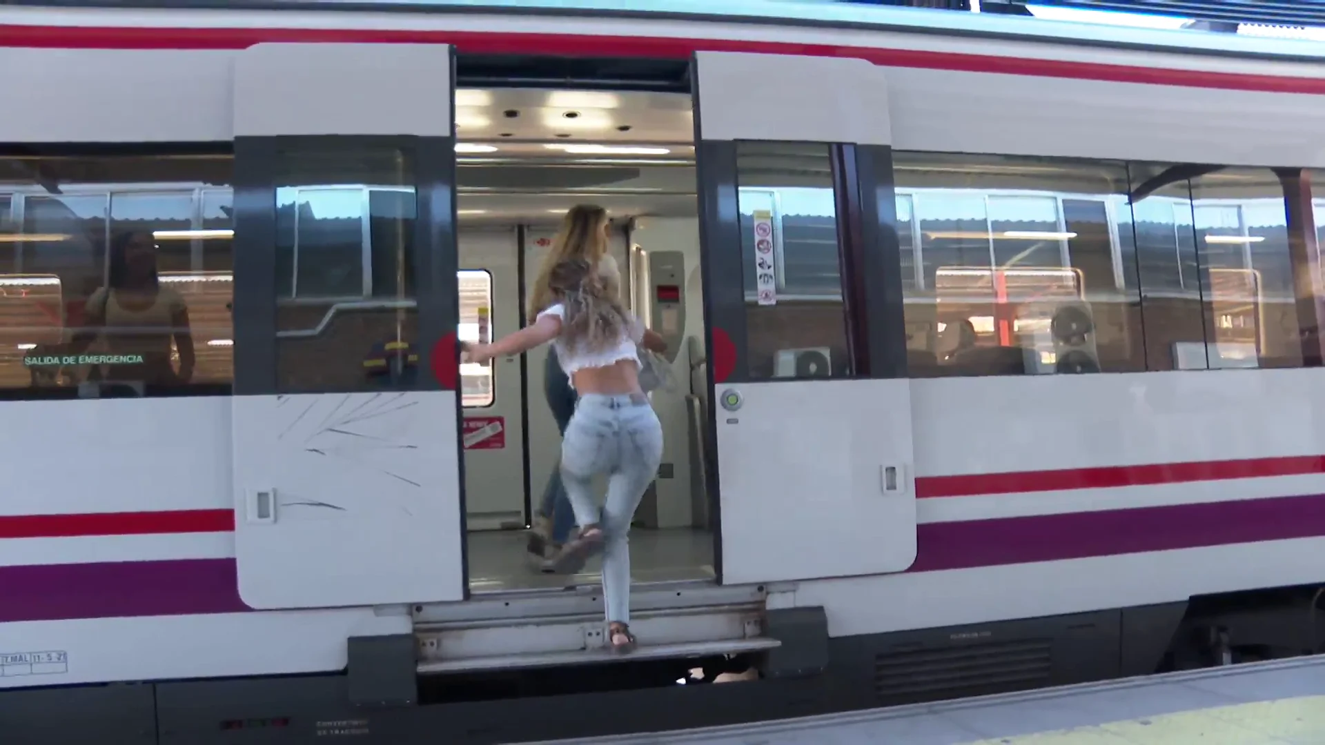 Los jóvenes viajan en tren Los jóvenes viajan en tren