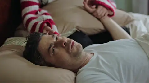 Ceylin sigue a su hermana y descubre que está escondiendo a Osman porque...¡le dispararon y está herido! Ceylin sigue a su hermana y descubre que está escondiendo a Osman porque...¡le dispararon y está herido!