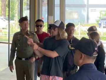 Una foto proporcionada por la Policía Real de Tailandia muestra a un chef español, sospechoso de asesinato Daniel Jeronimo Sancho Bronchalo, (C) es escoltado por policías tailandeses durante una recreación del crimen 