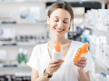 Mujer comprando cosmética en una farmacia