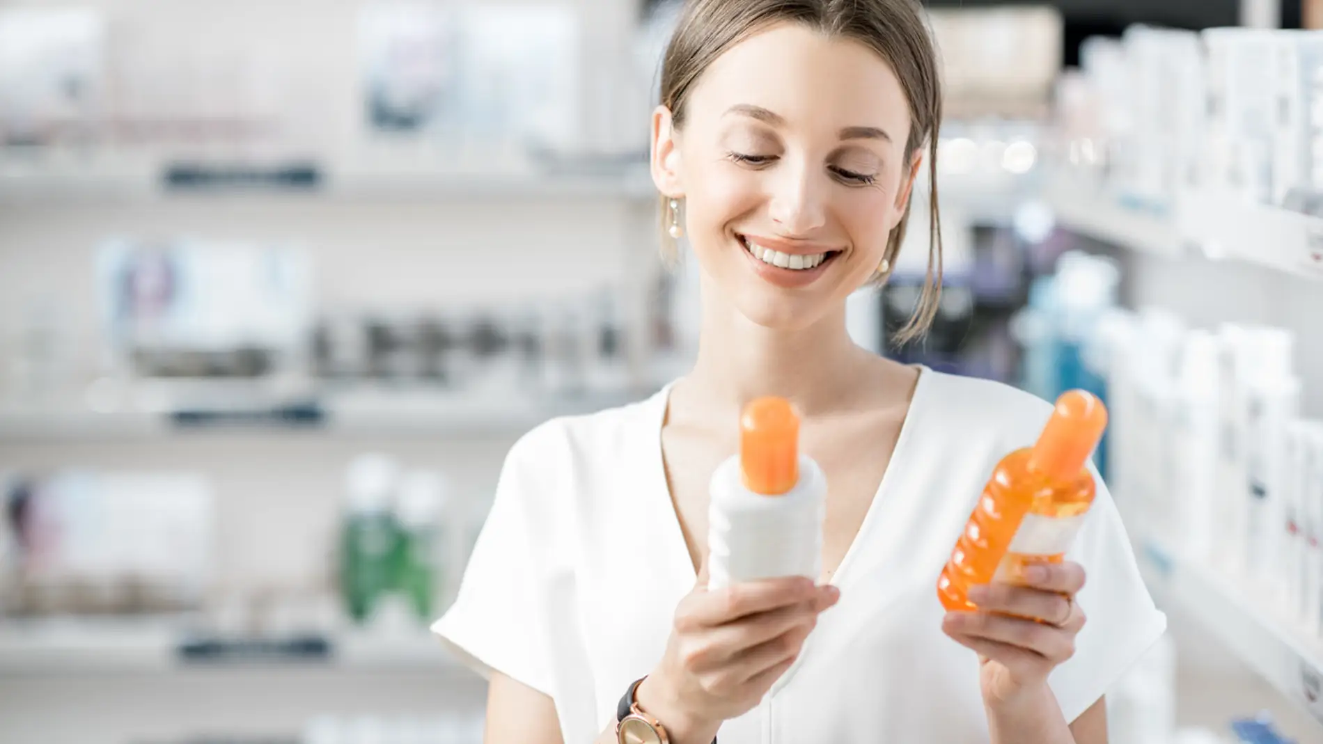 Mujer comprando cosmética en una farmacia