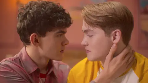 Joe Locke y Kit Connor en la temporada 2 de 'Heartstopper' como Charlie y Nick Joe Locke y Kit Connor en la temporada 2 de 'Heartstopper' como Charlie y Nick