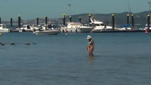 Chapela cierra su playa en plena ola de calor en Galicia Chapela cierra su playa en plena ola de calor en Galicia
