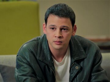Oğulcan deja a un lado todos sus problemas con Tolga y se presenta en su casa para que no se vaya del colegio