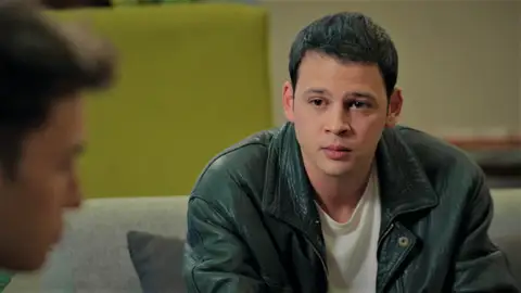 Oğulcan deja a un lado todos sus problemas con Tolga y se presenta en su casa para que no se vaya del colegio Oğulcan deja a un lado todos sus problemas con Tolga y se presenta en su casa para que no se vaya del colegio