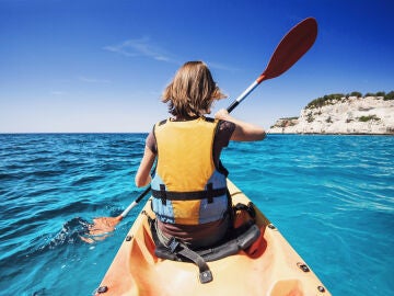 Mujer joven en kayak