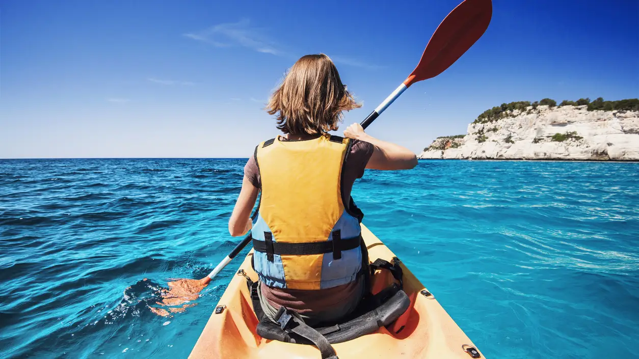 Mujer joven en kayak Mujer joven en kayak