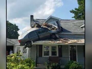 Un coche se estrella en una casa