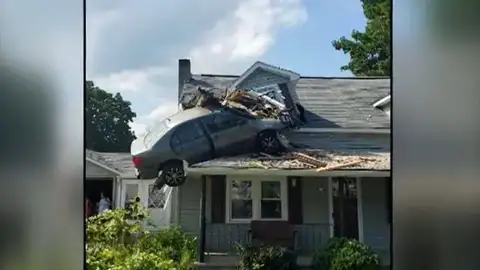 Un coche se estrella en una casa Un coche se estrella en una casa