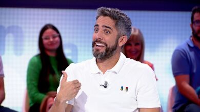 Roberto Leal flipa... ¡al verse corregido por Fer como presentador!: “¿Me estás dando clases?”