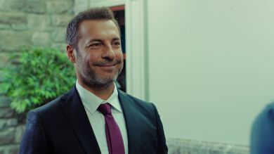 Kaya monta su propio bufete de abogados… ¡Y contrata a Caner y a Emir!