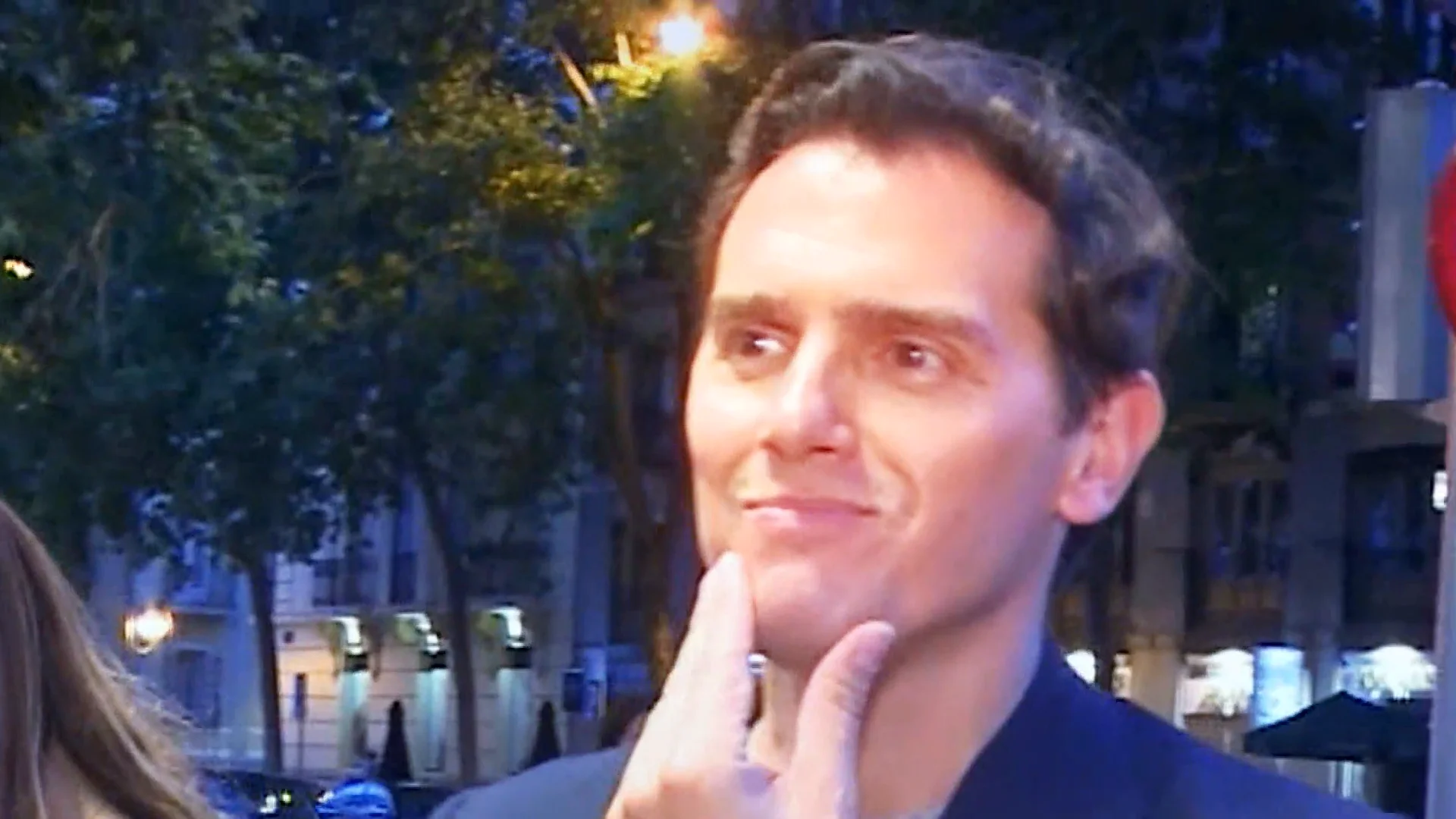 Albert Rivera, cazado en actitud muy cariñosa con Aysha Daraaui a pesar de haber desmentido la relación Albert Rivera, cazado en actitud muy cariñosa con Aysha Daraaui a pesar de haber desmentido la relación