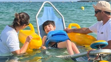 La lucha de la madre de Bruno, un joven con pluridiscapacidad, para conseguir más sillas anfibias en la playa