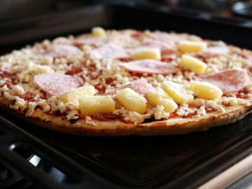 Pizza congelada en el horno