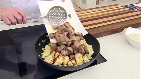 Incorpora el pimentón, las carnes, el arroz y el caldo Incorpora el pimentón, las carnes, el arroz y el caldo