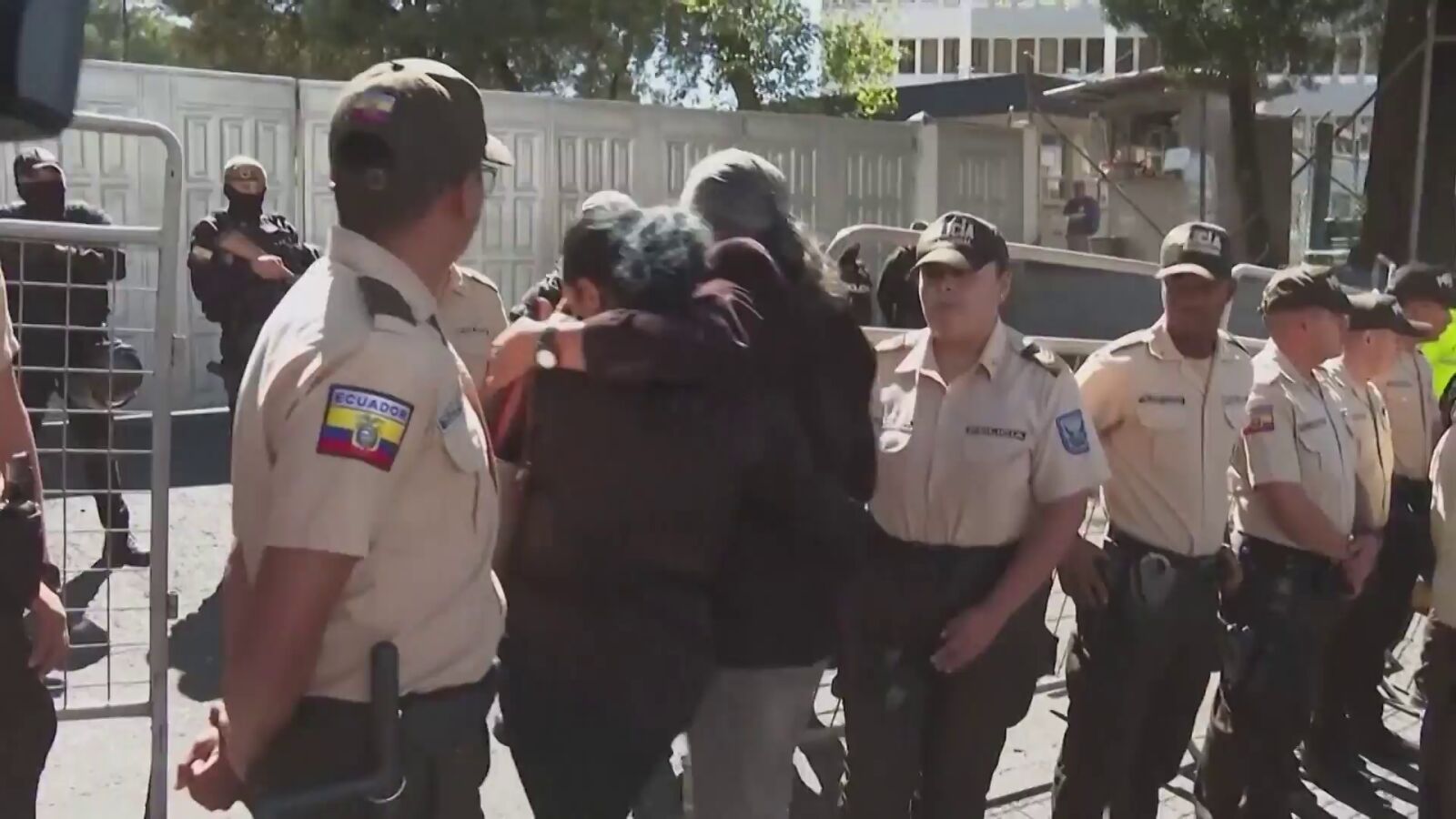 Máxima tensión en Ecuador: una candidata a la asamblea sale ilesa de un atentado