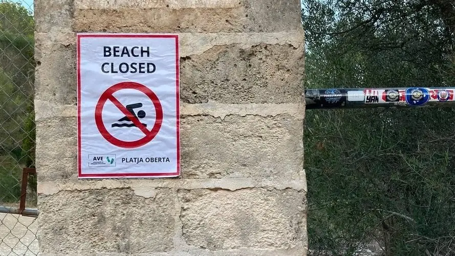 Caterva cuelga carteles en las calas de Manacor que critican "la masificación turística" Caterva cuelga carteles en las calas de Manacor que critican "la masificación turística"