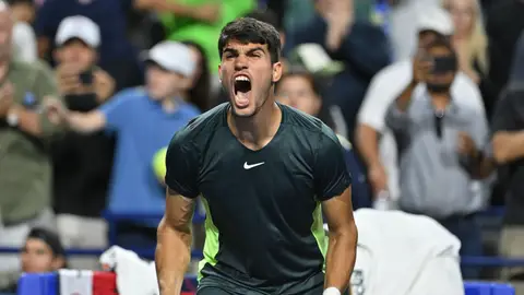 Carlos Alcaraz celebra su victoria ante Hubert Hurkacz Carlos Alcaraz celebra su victoria ante Hubert Hurkacz