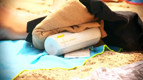 Multas de hasta 1.200 euros por escuchar música en la playa: se abre el debate de los altavoces en espacios públicos Multas de hasta 1.200 euros por escuchar música en la playa: se abre el debate de los altavoces en espacios públicos